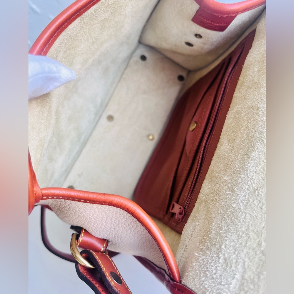 VINTAGE DOONEY AND BOURKE  BEIGE/CREAM ESSEX AWL SHOULDER CROSSBODY BAG TAN TRIM - Picture 11 of 16